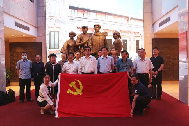 全球畅销超3000万册,这段“禁忌之爱”如何成为世界经典?